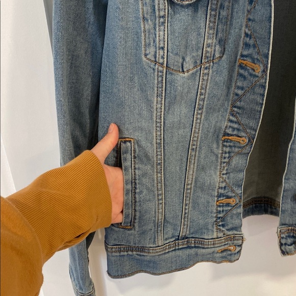 Old Navy Blue Jean Jacket Classic Trucker Style - Picture 5 of 8
